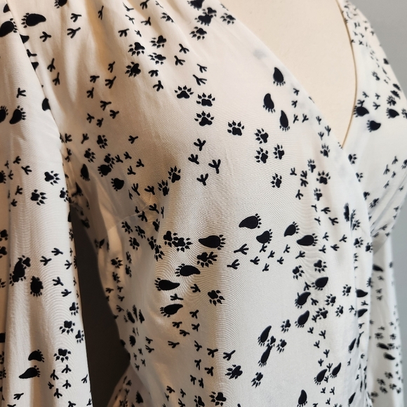 EUC MODCLOTH WHITE WRAP BLOUSE WITH BLACK ANIMAL NOVELTY FOOT PRINTS SZ S - Picture 4 of 9